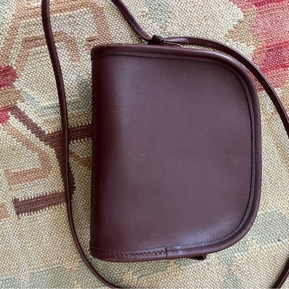 Elegant Brown Leather Crossbody Bag - Picture 5 of 8